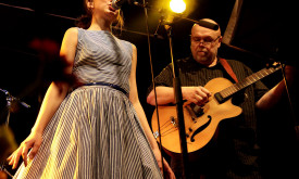 Půljablkoň Michal Němec – zpěv, kytara, Marie Puttnerová – zpěv, perkuse